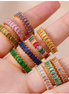 Bague ajustable Aglaé en acier inoxydable avec pierres colorées sur une main
