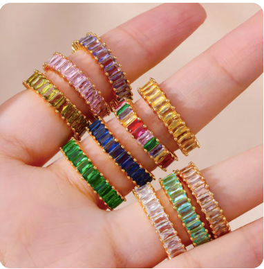 Bague ajustable Aglaé en acier inoxydable avec pierres colorées sur une main
