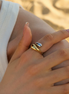 Bague Asia portée – contraste bi-ton – Oseraa