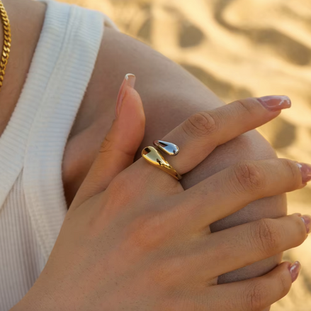 Bague Asia portée – contraste bi-ton – Oseraa
