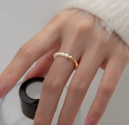 Bague Astée portée – élégance naturelle – Oseraa