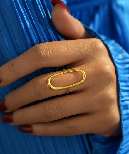 Bague Athena portée – main femme – style minimaliste chic – Oseraa