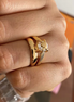 Bague Calice portée – gros plan main – Oseraa