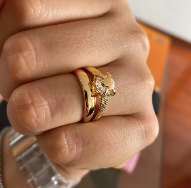 Bague Calice portée – gros plan main – Oseraa
