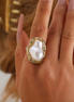 Bague LEDA portée – monture organique dorée – Oseraa