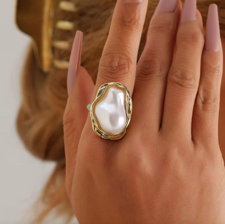 Bague LEDA portée – monture organique dorée – Oseraa