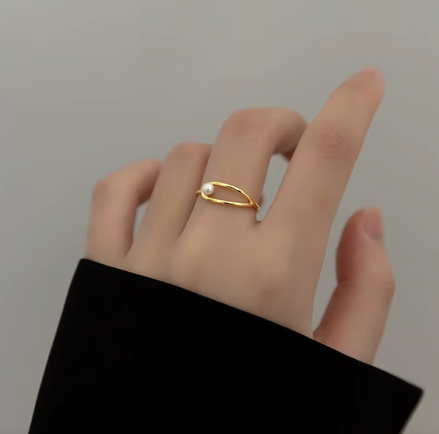 Bague Luna portée – style minimaliste chic – Oseraa