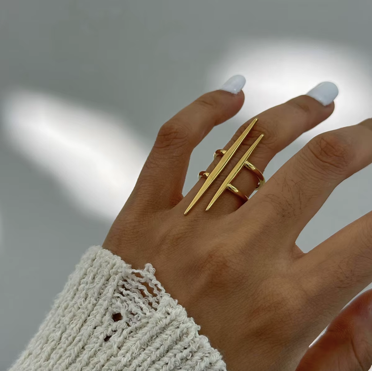 Bague Zeina portée – look minimaliste chic – Oseraa