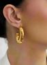 Boucles ATAR créoles vintage dorées portées, profil – Oseraa