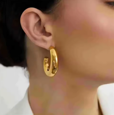 Boucles ATAR créoles vintage dorées portées, profil – Oseraa
