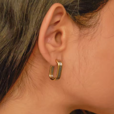 Boucles BIATRIZ mix-metal en U portées, profil – Oseraa
