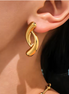 Boucles DARHA design vortex doré portées, profil – Oseraa