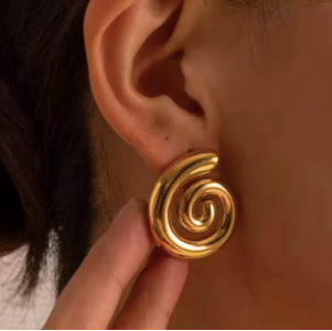 Boucles LILLE spirales dorées portées, profil – Oseraa