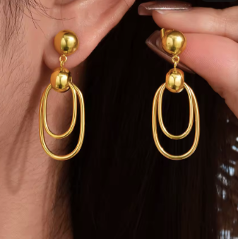 Boucles LIMA pendantes double ovale dorées portées, profil – Oseraa