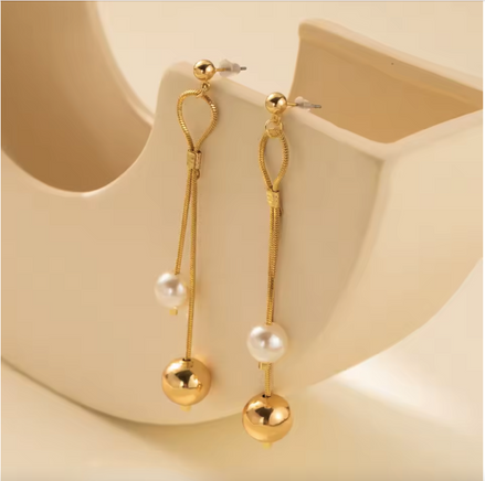 Boucles LYON longues pendantes perle & bille, acier inox plaqué or 18K, fond blanc – Oseraa