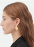 Boucles MADRID pendantes dorées portées, profil – Oseraa