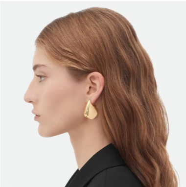 Boucles MADRID pendantes dorées portées, profil – Oseraa