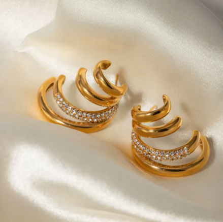 Boucles MAO triple anneau avec pavé zircone, acier inox plaqué or 18K, fond blanc – Oseraa