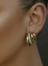 Boucles MAO triple anneau doré avec zircone portées, profil – Oseraa
