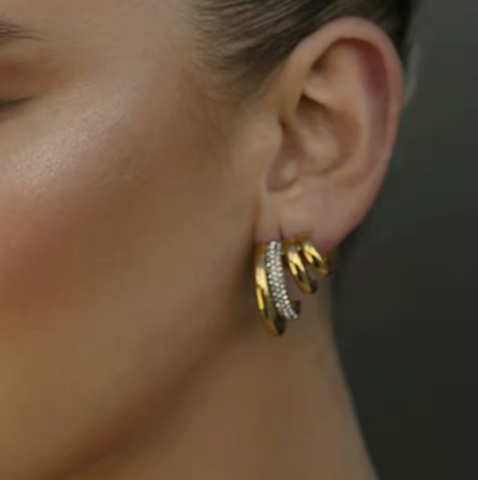 Boucles MAO triple anneau doré avec zircone portées, profil – Oseraa