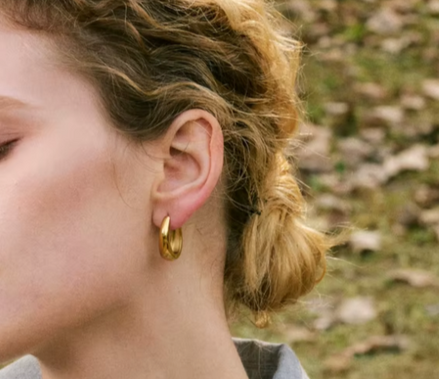 Boucles MORA créoles en U portées, profil – Oseraa