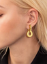 Boucles NICE dorées pendantes anneau + goutte portées, profil – Oseraa