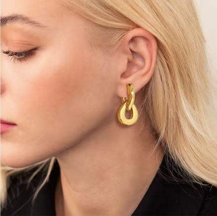 Boucles NICE dorées pendantes anneau + goutte portées, profil – Oseraa