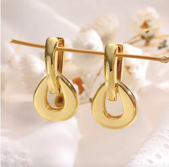 Boucles NICE pendantes anneau & goutte, acier inox plaqué or 18K, fond blanc – Oseraa