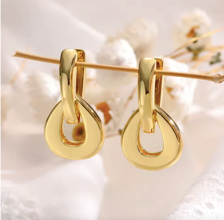 Boucles NICE pendantes anneau & goutte, acier inox plaqué or 18K, fond blanc – Oseraa