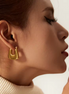 Boucles PARIS géométriques en U dorées portées, profil – Oseraa