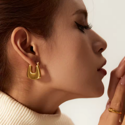 Boucles PARIS géométriques en U dorées portées, profil – Oseraa