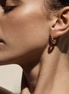 Boucles PEMPA créoles torsadées dorées portées, profil – Oseraa
