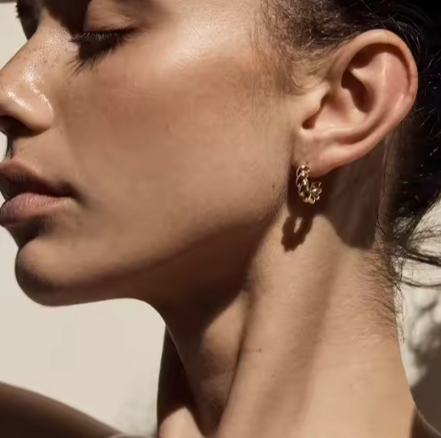 Boucles PEMPA créoles torsadées dorées portées, profil – Oseraa
