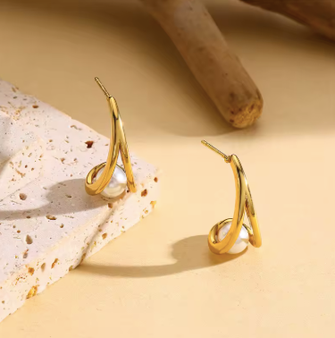 Boucles SÉOUL goutte dorée avec perle nacrée, acier inox 18K – Oseraa