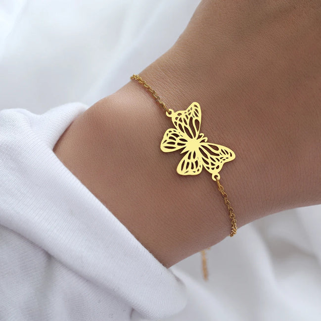 Bracelet Jakarta en acier inoxydable doré avec pendentif papillon ajouré. O-dace.com