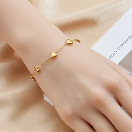Bracelet Kyoto en acier inoxydable doré avec pendentifs cœurs. O-dace.com