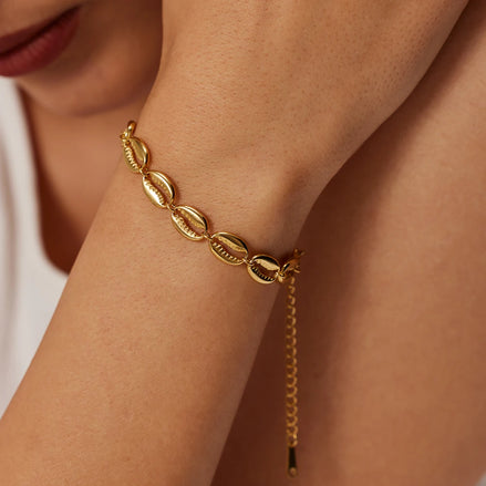 Bracelet Taipei en acier inoxydable doré motif coquillages. O-dace.com