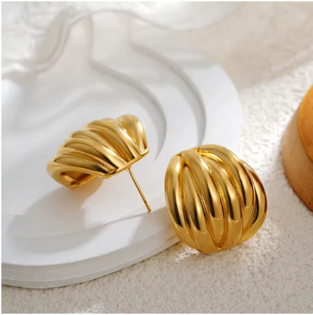 MBEYA | Boucles d'oreilles – dômes striés en C, acier inox 18K | Oseraa.com