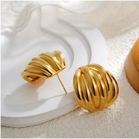 MBEYA | Boucles d'oreilles – dômes striés en C, acier inox 18K | Oseraa.com