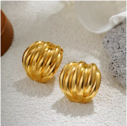 MBEYA | Boucles d'oreilles – dômes striés en C, acier inox 18K | Oseraa.com