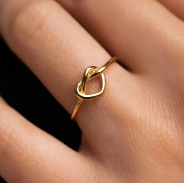 CLÉA | Bague en Acier Inoxydable – Cœur Noué Ajustable, Plaqué Or 18K | Oseraa.com