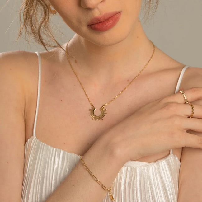 Collier Bandung en acier inoxydable doré avec pendentif solaire. O-dace.com