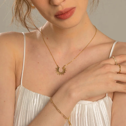 Collier Bandung en acier inoxydable doré avec pendentif solaire. O-dace.com