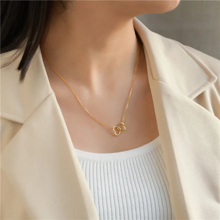 Collier Lampung en acier inoxydable doré avec pendentif double coeur en forme de papillon. O-dace.com