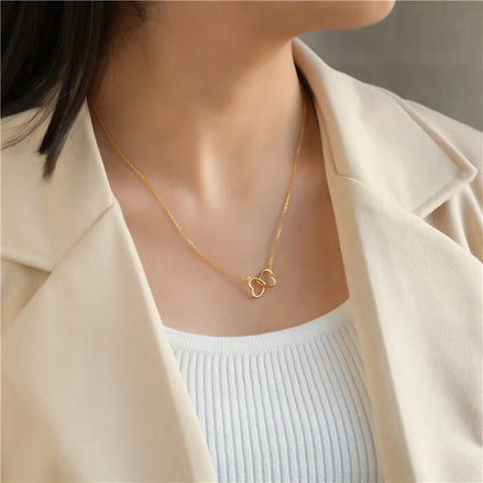 Collier Lampung en acier inoxydable doré avec pendentif double coeur en forme de papillon. O-dace.com