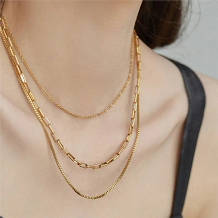 Collier Makassar en acier inoxydable doré avec chaînes modernes. O-dace.com