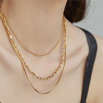 Collier Makassar en acier inoxydable doré avec chaînes modernes. O-dace.com