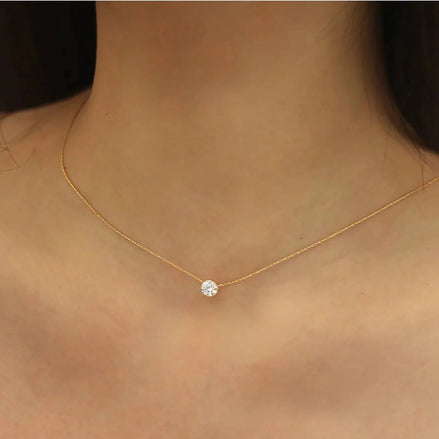Collier Mamuju en acier inoxydable doré avec pendentif cristal. O-dace.com