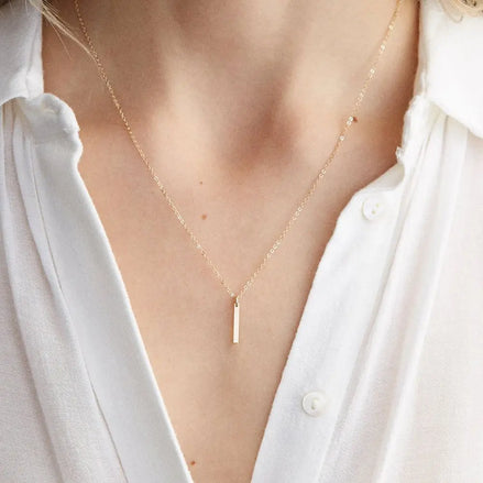 Collier Padang en acier inoxydable doré avec pendentif barre. O-dace.com