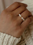 Bague Calypso en perles blanches portée sur une main